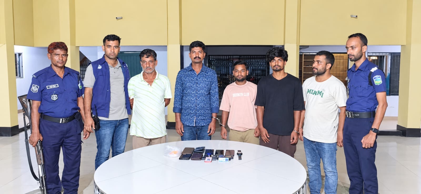 ডিবি ও ডিজিএফআই পরিচয়ে অপহরণ ও মুক্তিপণ আদায়ের চেষ্টায় গ্রেফতার পাঁচজন
